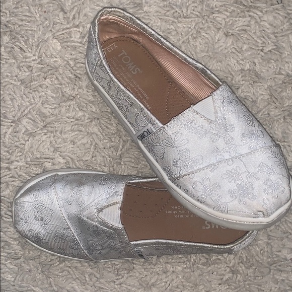 Toms Other - Toms Special Edition White & Silver Metallic 13.5